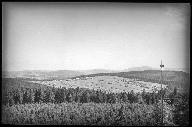 "Gesamtansicht Leopoldsreut vom ehem. Aussichtsturm auf den Haidelberg aus, Juli 1935" (Originalbeschriftung, Teilnachlass Hans Fehn, Freilichtmuseum Finsterau, P 006379)