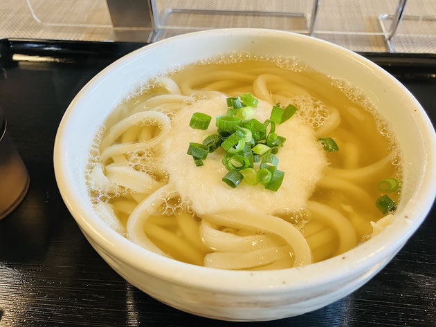やさしいお出汁とふんわりとろろが相性抜群。身体も心も温まる一杯でした。