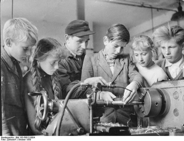 Produktive Arbeit als Unterrichtsfach (Bild: 1958, MTS Zurow, Drehen lernen mit Werner Jenzen / www.https://commons.wikimedia.org/wiki/File:Bundesarchiv