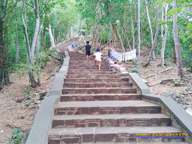 ウドン遺跡へのアクセスには長い階段を登ります。