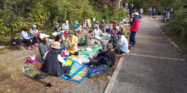紅葉台にて昼食、参加者は25人でした。一日中、快晴です。