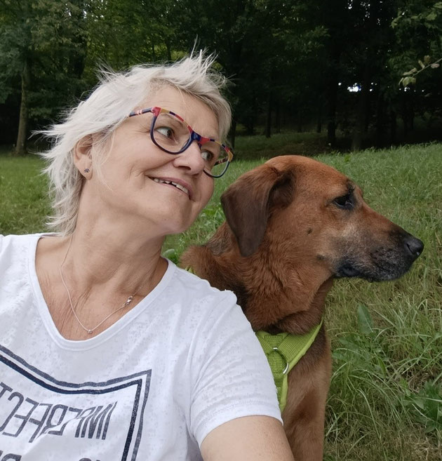 Heike mit ihrer Hündin Honey