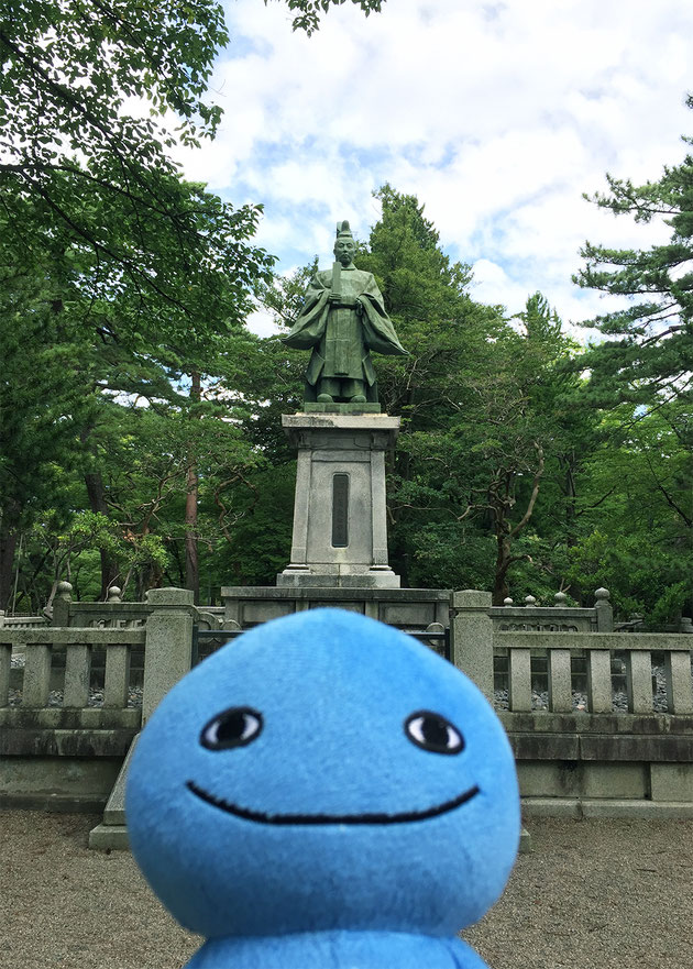 夏の千秋公園とミズモ 佐竹義堯公銅像