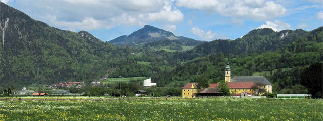 Kloster Reisach mit Passionsspielhaus Erl