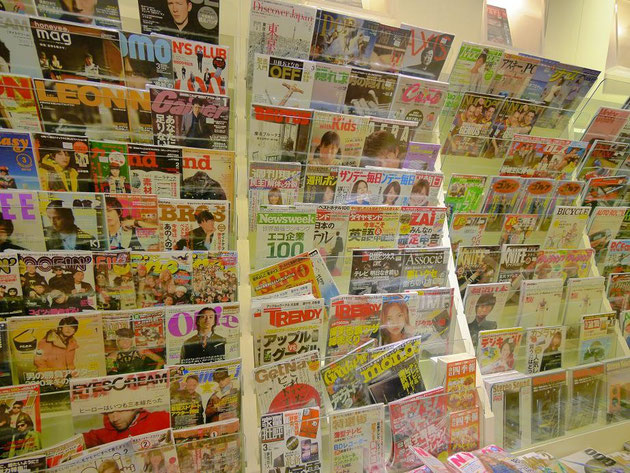 KLの紀伊国屋書店。日本の雑誌がタイムリーに店頭に並んでいるのを見て驚いた。