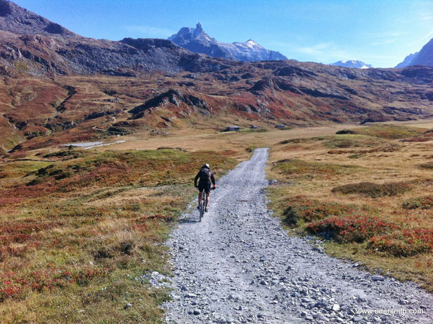 Siamo di  fronte al rifugio PETIT MONCENISIO, la voglia di fermarsi è tanta.. come al solito è tardi!!!