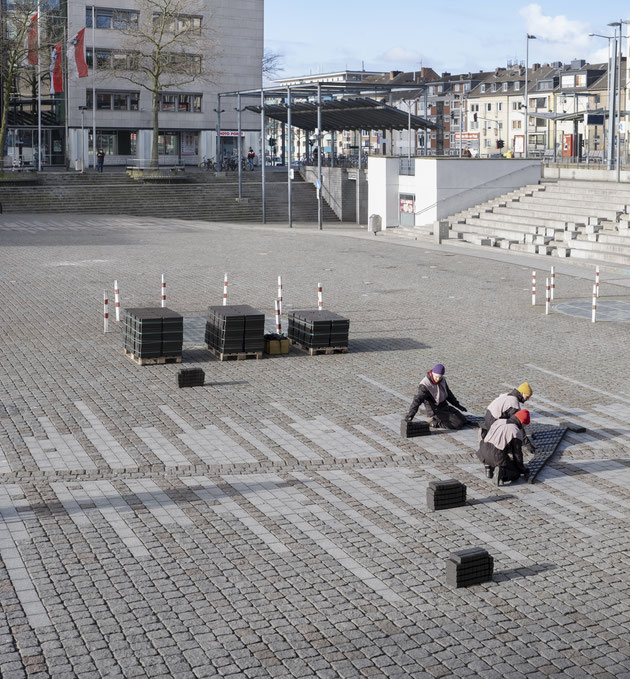 "SetUpSet" - Performance 16 hours, on 2 days , 3 tons of coal briquettes - Wiener Platz - Köln 2023 - Performers: Kodlin, Zky, Graefenstein, Foto: Lorenz Obermaier