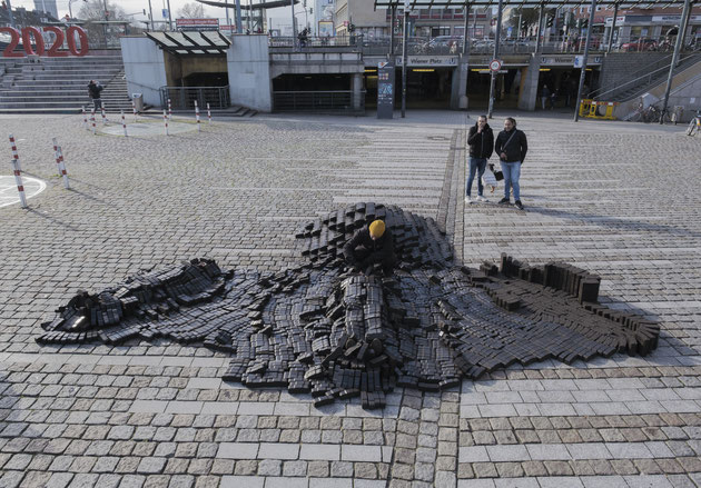 "SetUpSet" - Performance 16 hours, on 2 days , 3 tons of coal briquettes - Wiener Platz - Köln 2023 - Performers: Kodlin, Zky, Graefenstein, Foto: Lorenz Obermaier