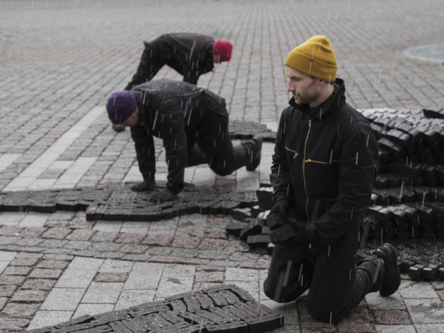 "SetUpSet" - Performance 16 hours, on 2 days , 3 tons of coal briquettes - Wiener Platz - Köln 2023 - Performers: Kodlin, Zky, Graefenstein, Foto: Lorenz Obermaier