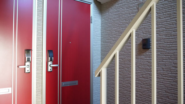 エントランスホールから見た玄関ドア。赤いドアが映えます。