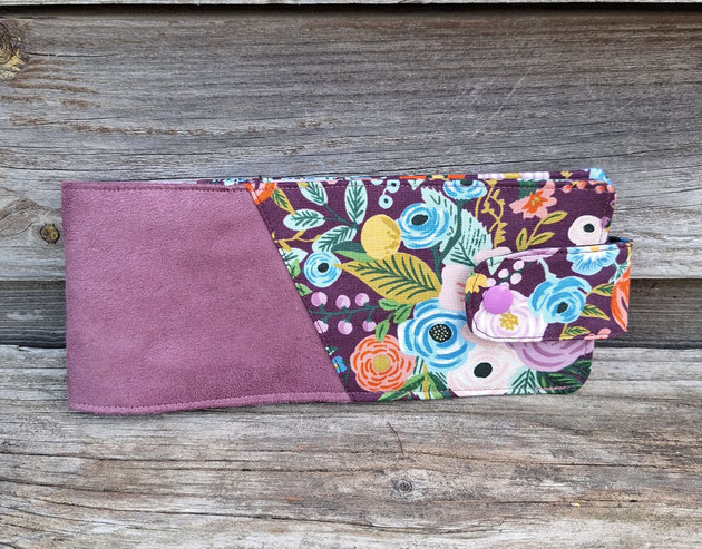 porte-chéquier horizontal femme - souche à gauche  - suédine violine - tissu aubergine avec fleurs  - style bohème et poétique - idée cadeau de Noël femme - artisanat d'Alsace et de France