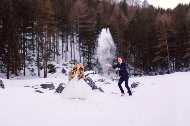 <img src=“Bilddatei.jpg“ alt=Winterhochzeit mit Brautpaar im Schnee>