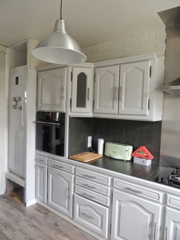 Dopo...ora sembra una cucina moderna, con linoleum e pitture specifiche anche voi potete farlo!