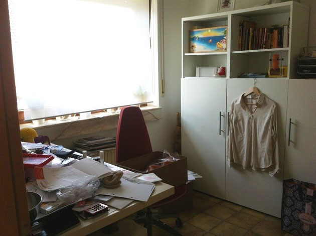 Prima: disordine e incoerenza, è un ufficio, un deposito o una lavanderia?