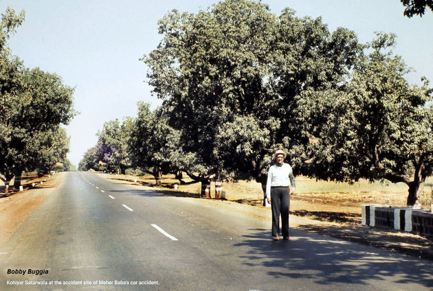 Late 1970s : Kohiyar Satarwala is showing the actual spot on the right where Baba's car had an accident. Photo courtesy of Bobby Buggia.