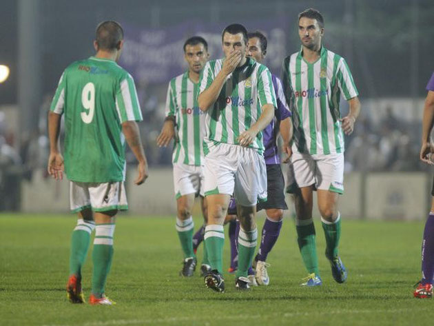 Esnaola, en el centro de la imagen, se marcha disgustado tras un enfrentamiento con un jugador del Jaén, en el partido de ayer. Foto: El Diario Montañés.