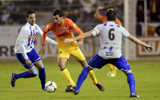 Viguera frente a Sergio Busquets. Foto: El Correo.