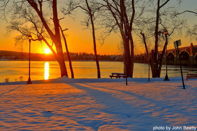 Winter sunset over the Susquehanna at the Wrightsville Bridge, foto di John Beatty