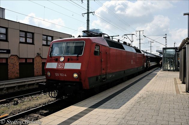 120 152-4 am IC/EC185 Stuttgart-Zürich in Singen (28. März 2011)