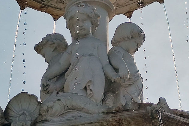 Las figuras infantiles de la Fuente de las Cuatro Estaciones, fueron añadidas en 1875 y realizadas por el escultor Mathurin Moreau y cada una sostiene un objeto que representa el agua, aire, fuego y la tierra.