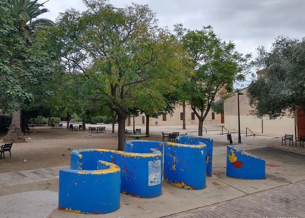 En la Alquería de Barrinto en el Parque de Marxalenes en Valencia, existe otra zona de juegos infantiles u un lugar de esparcimiento para adultos 