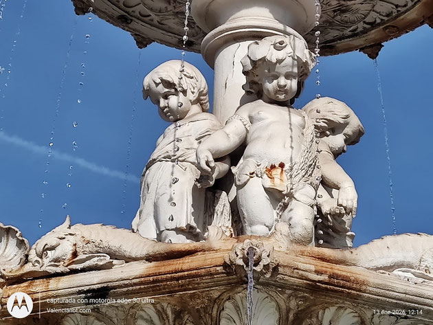 Un segundo grupo de cuatro figuras infantiles, añadidas en 1875 y realizadas por el escultor Mathurin Moreau, se encuentran en una fuente gemela cercana (la Fuente de los Cuatro Elementos), y cada una sostiene un objeto que representa el agua, aire, fuego