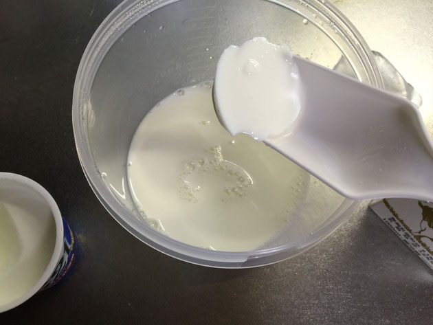牛乳にヨーグルトを混ぜる。ちゃんと混ざるように、少なめで行っていくほうが良いらしい。