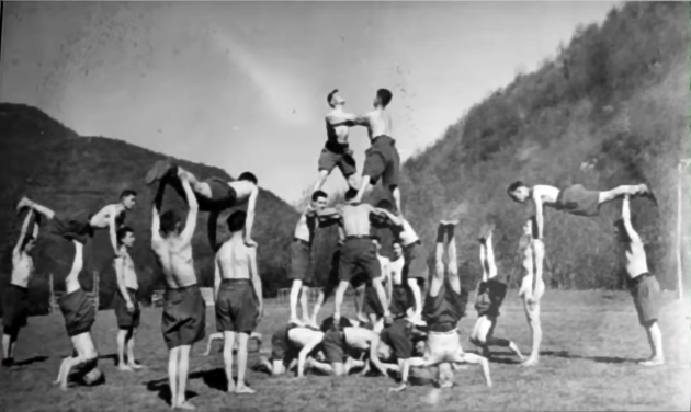 Séance de gymnastique dans un chantier de la Jeunesse
