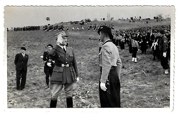 Le commissaire Denis, commandant le regroupement Sidi Brahim n°43, basé à Artemare, au 1er anniversaire, en juin 1941, de la création du groupement de Planachat