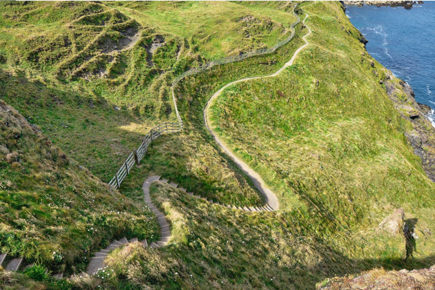 schmaler Wanderweg entlang der englischen Küste