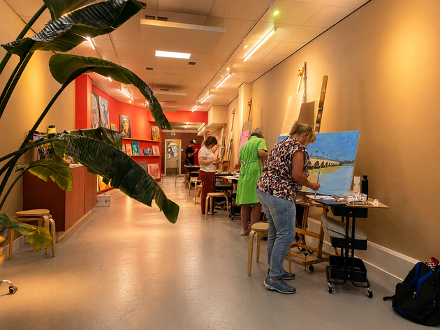 Twee schoonfamilies ontmoeten elkaar tijdens de creatieve schilderworkshop in Breda. Hier zie je hen in het schilderatelier van Daphne Schrijver.