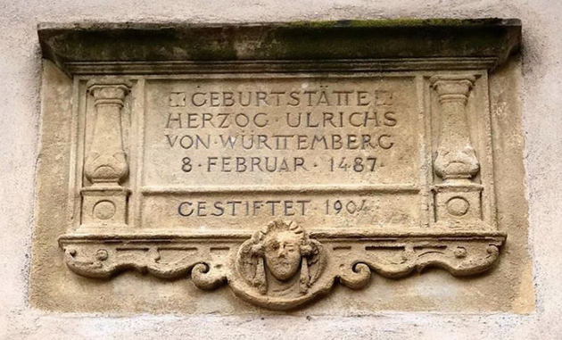 Pierre commémorant la naissance de Ulrich de Wurtemberg à Riquewihr, le 8 Février 1487. Elle se situe sur la tourelle d'escalier du Château des Wurtemberg à Riquewihr et a été posée en 1904. 