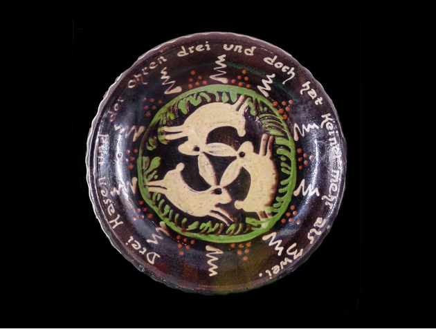 La symbolique des trois lièvres se retrouve souvent en Alsace - Voici un triquètre représentant trois lièvres dans un interminable mouvement circulaire. Un symbole du vivant universel que l’on retrouve dans de nombreuses civilisations et religions.