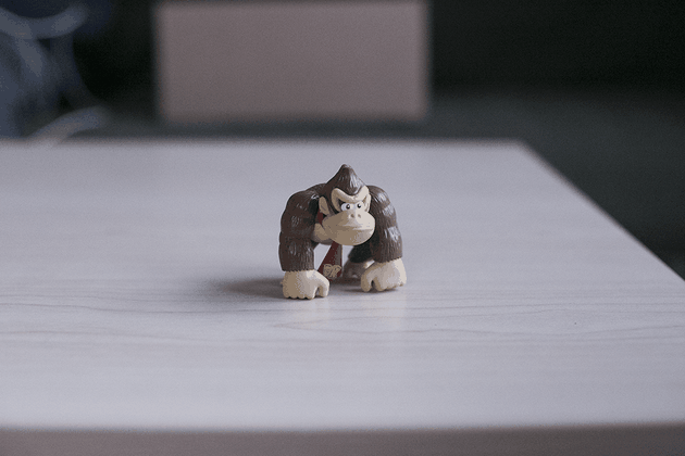 Figurine de Donkey Kong photographiée sans boîte à lumière
