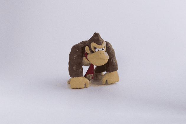 Figurine de Donkey Kong photographiée dans une boîte à lumière avec un appareil photo Canon