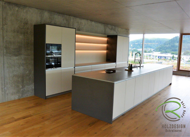 Freistehende Inselküche, mit Bora Kochfeldabzug und Dekton Areitsplatte, grifflos in Matt-Fronten