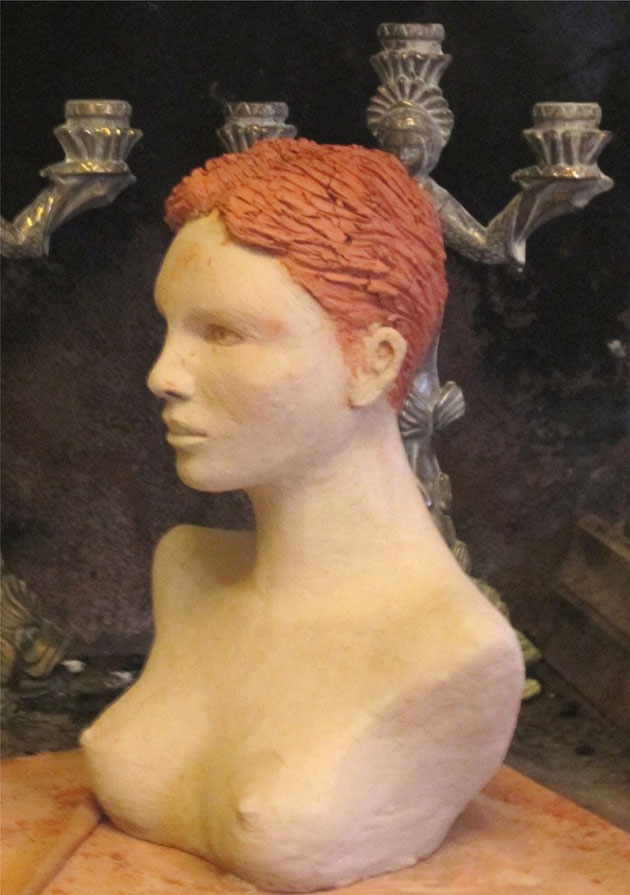 buste de femme en argile.nouveausculpteur sculptures de nus féminins en argile..
