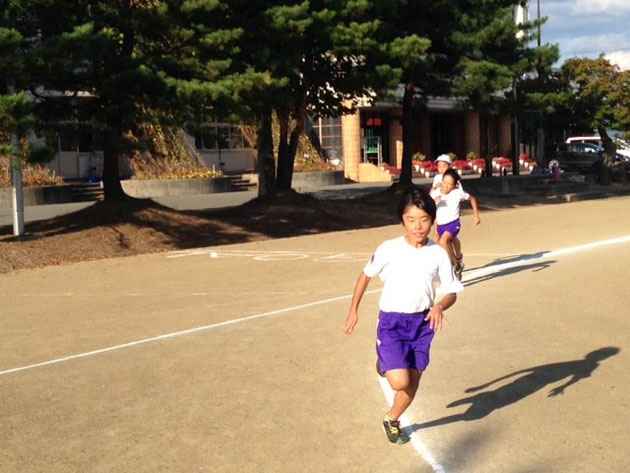 自己ベストめざして力走する1000m走選手