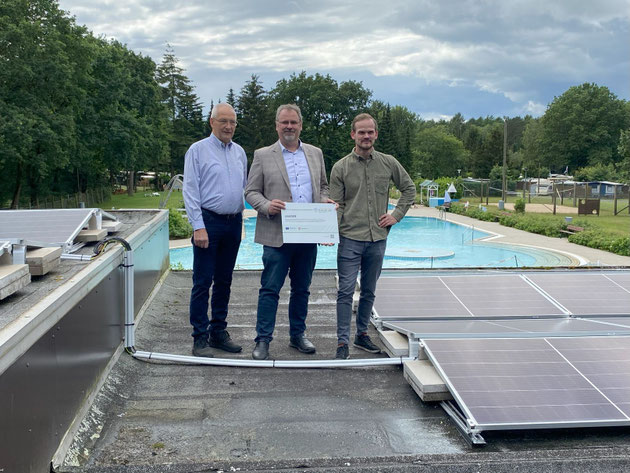Inbetriebnahme der PV-Anlage auf dem Freibad Heptstedt (Foto: Regionalmanagement)