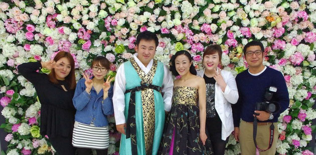 2014年5月4日shinee Weddingにてお客様とカメラマン、スタジオスタッフの記念撮影。韓服ドレスはスタジオに用意されてます。