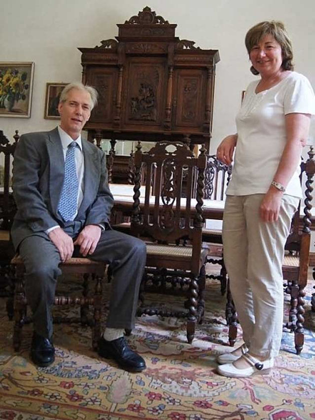 Es ist Robert Glaß nicht wirklich recht, aber fürs Foto ließ er sich überreden, einmal wie der Schlossherr zu posieren. Das heißt: Nur er darf im prunkvollen von-Asseburg-Zimmer sitzen, während selbst Bürgermeisterin Eva Stroka steht.