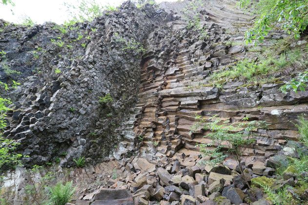Horizontal orientierte Basaltsäulenwand auf der Westseite des ehemaligen Steinbruchs.
