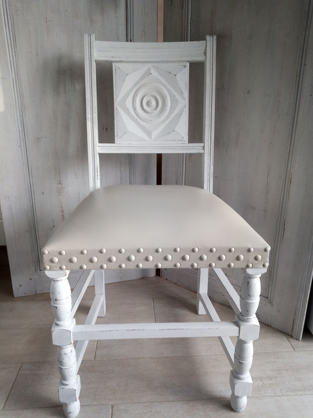 relooking de meuble le mans sarthe chaise ancienne blanc patine beige pochoir coeur assise cuir