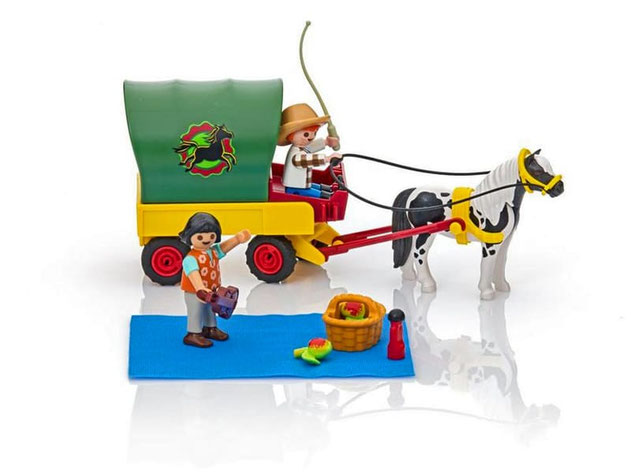 Die Besonderheit im Playmobil Paket 6948 ist dass die Plane beim Ponywagen abnehmbar ist.