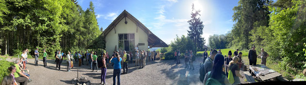 Teilnehmende des Kongresses vor der Waldschule Hönggerberg.