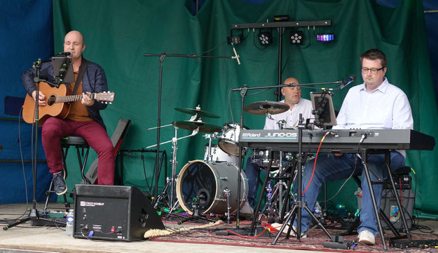 Le trio Marnais Acoustix Free a fait résonner les singles pop lors du concert d'ouverture de la Foire Champenoise.