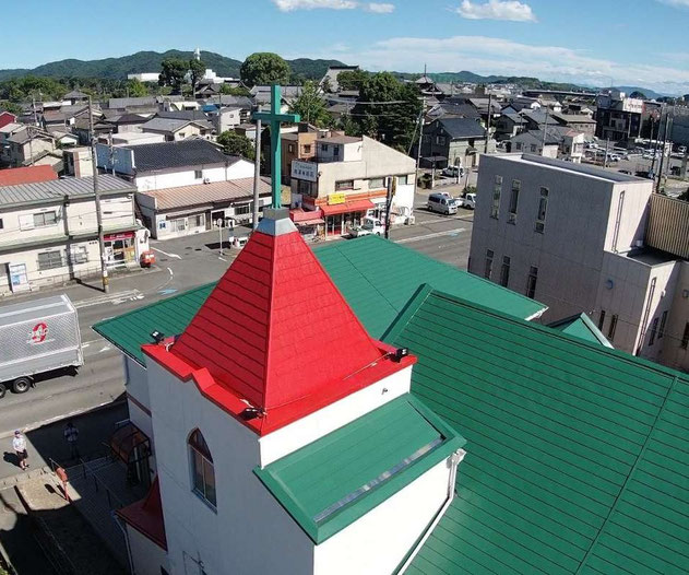 上の一枚と同様、ドローンを利用した空中撮影の一枚です。赤色屋根部分は2024年8月に工事を行い、新しい十字架を設置したばかりです。