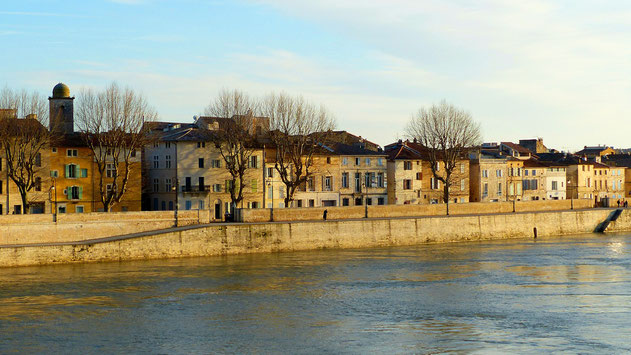 fiume Rodano e case di Arles sul lungofiume che fanno da sfondo