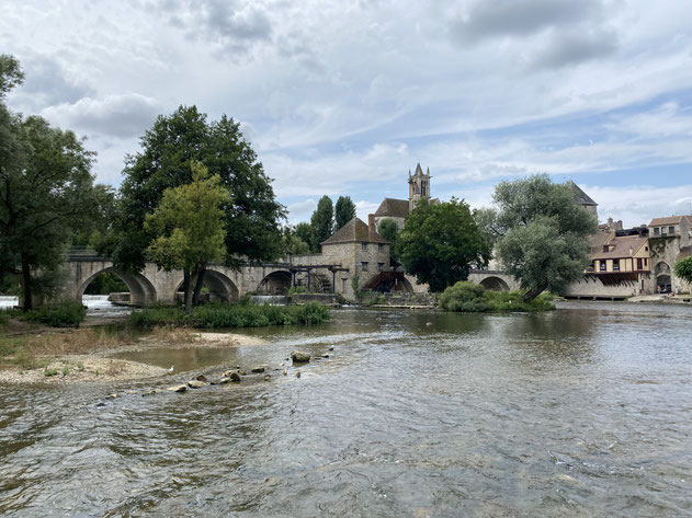 Fiume Loing e ponte medievale di Moret sur Loing