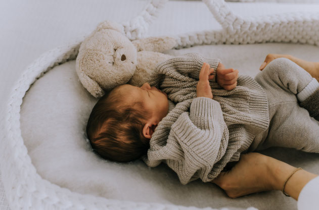 Newborn Fotografin Mindelheim schlafendes Baby mit Teddy